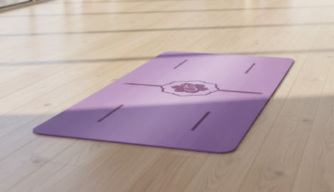 practicando yoga en living yoga tenerife